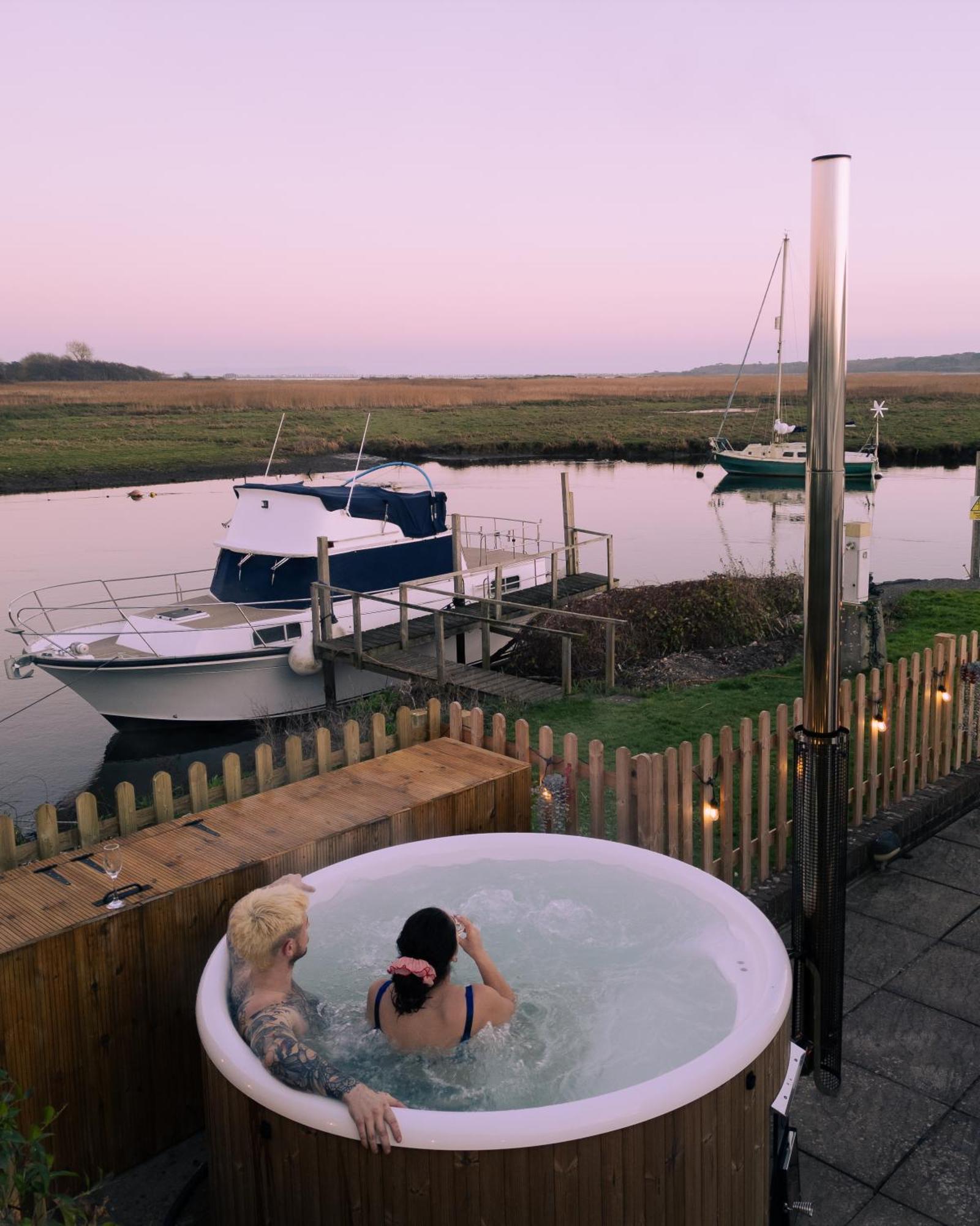 Hot Tub With A View - Christchurch Harbour Christchurch (Dorset) Exterior foto