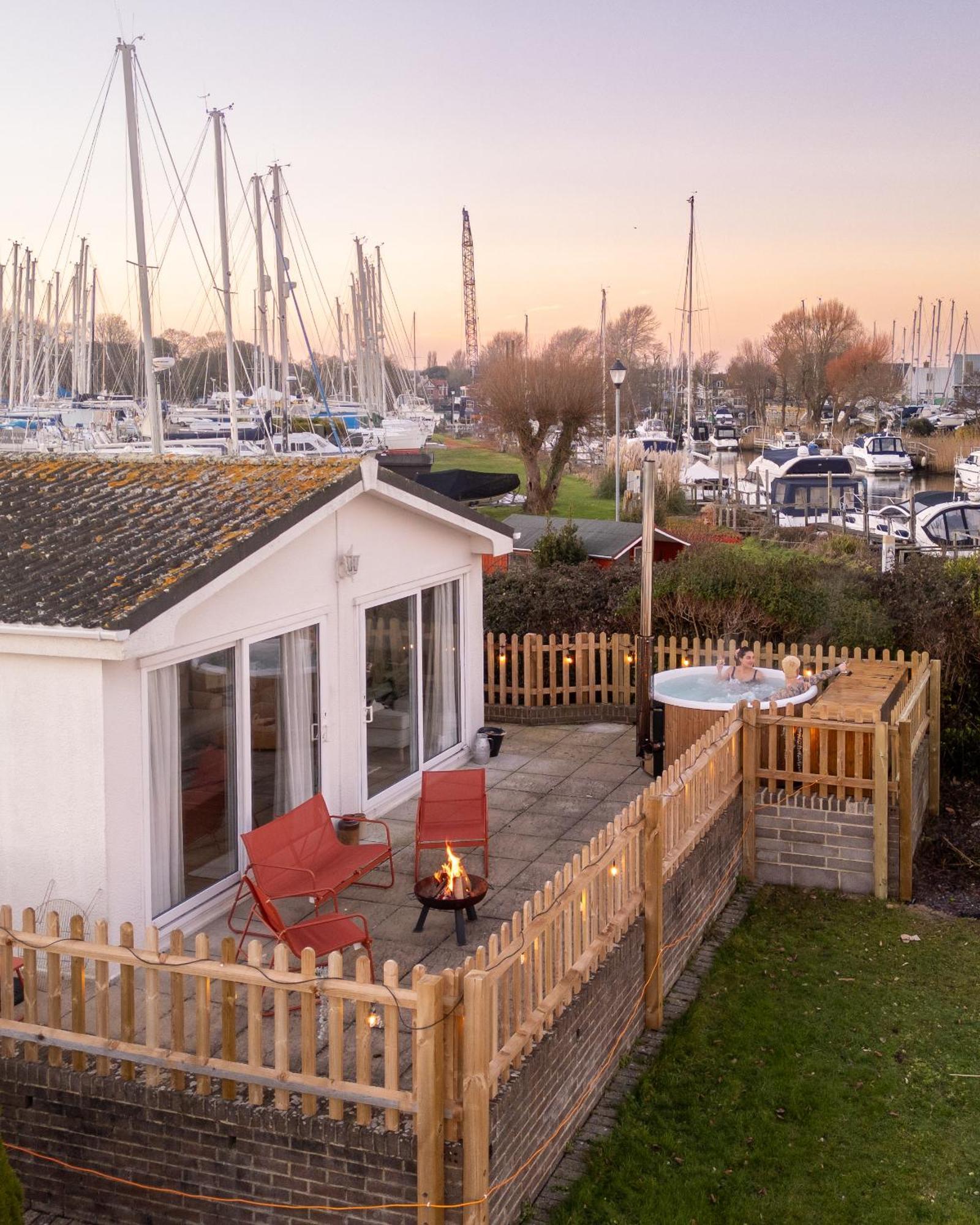 Hot Tub With A View - Christchurch Harbour Christchurch (Dorset) Exterior foto